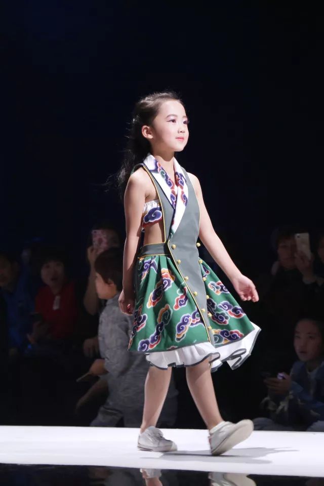 本次儿童时装周贵阳选区由贵州致尚仁德文化传媒有限公司承办,过两个