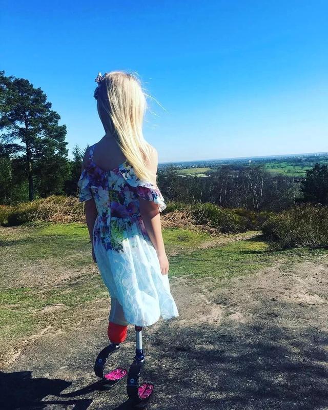 英国9岁"无腿女孩"登纽约时装周:用模特改变自己的命运